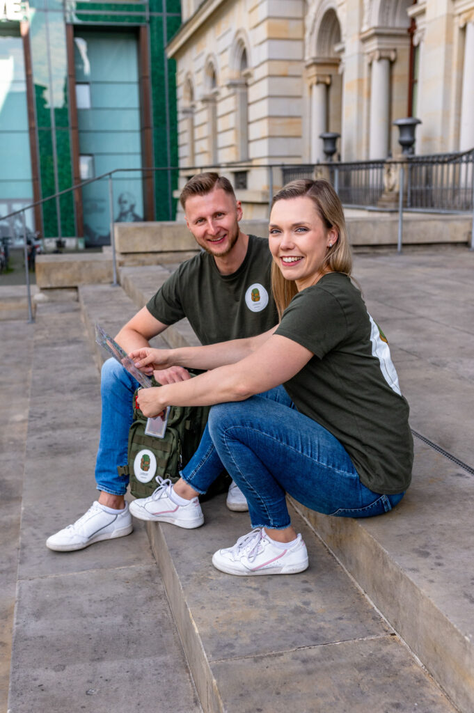 Unternehmensfotografie Gründer von Lionhunt auf der Treppe des Schlosses in Braunschweig